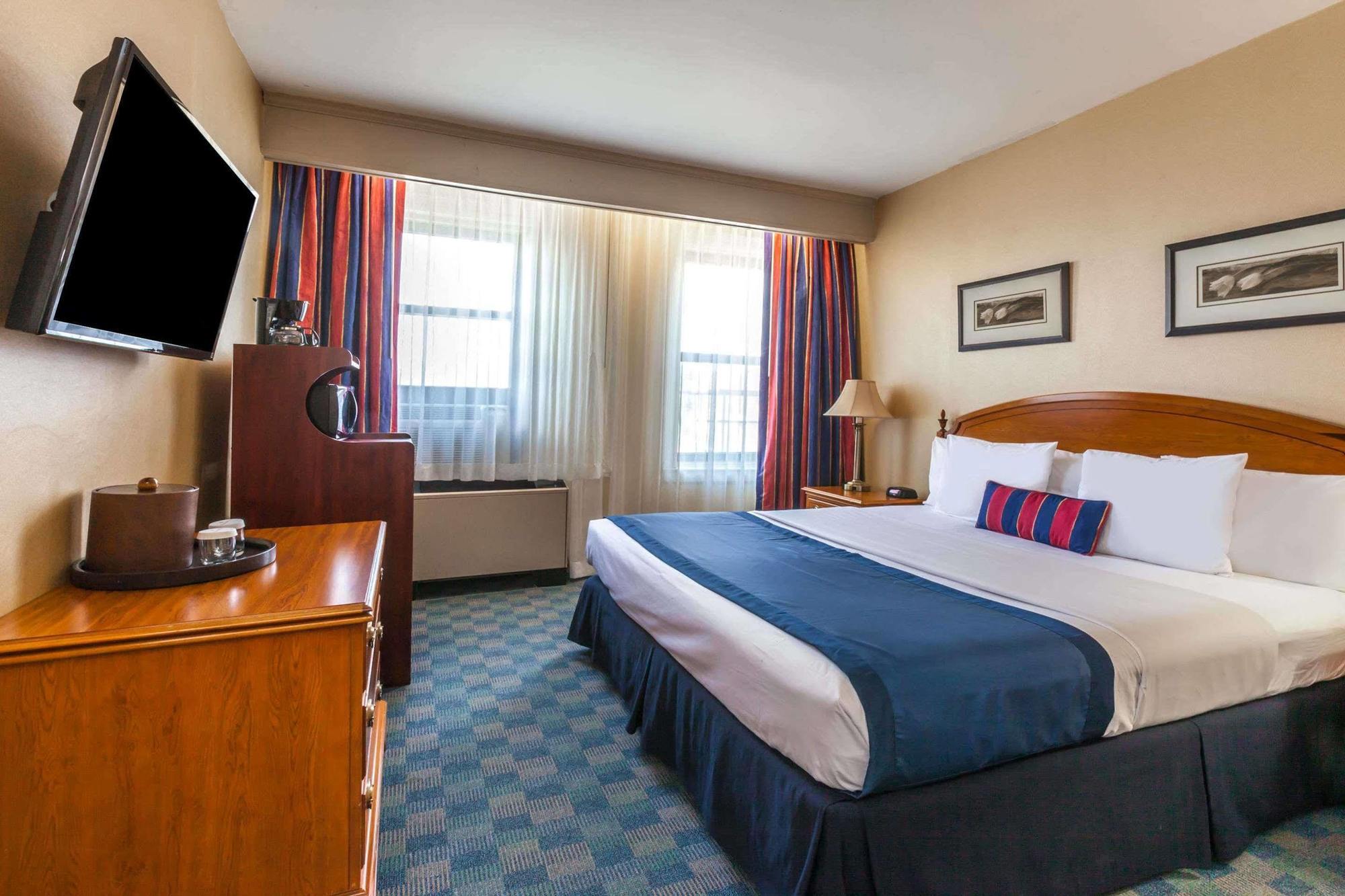 Ramada By Wyndham Jersey City Exterior photo